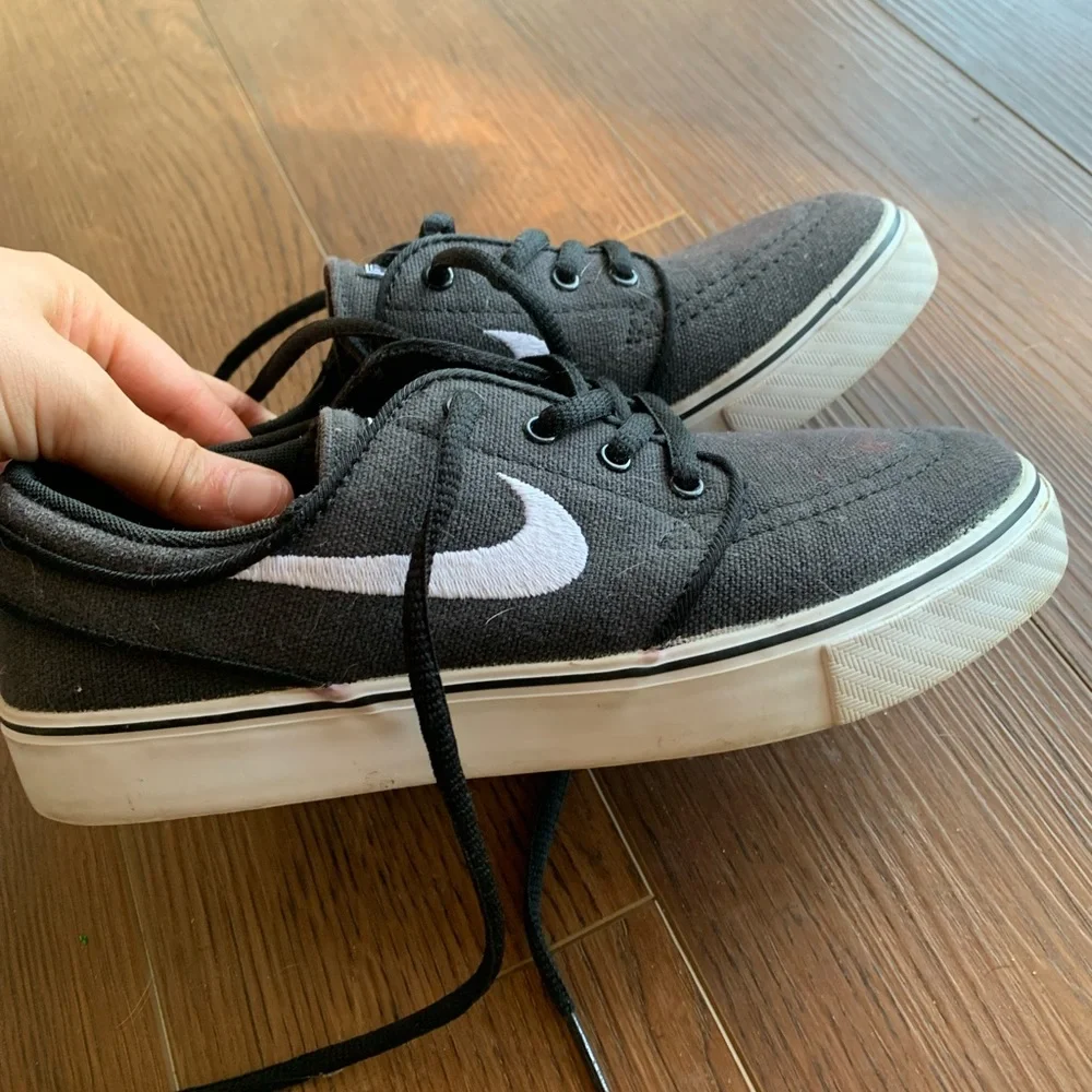 Youth Size 4 (Women’s Size 6) Nike Sneakers - Picture 6 of 6